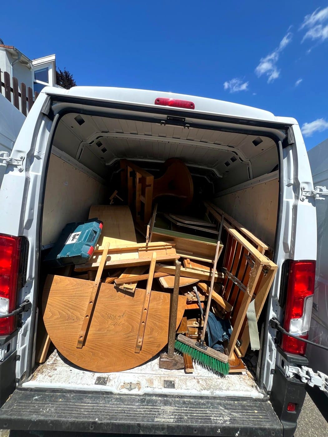 Entrümpelung Ludwigshafen am Bodensee – beladener Transporter nach der Haushaltsauflösung 2026