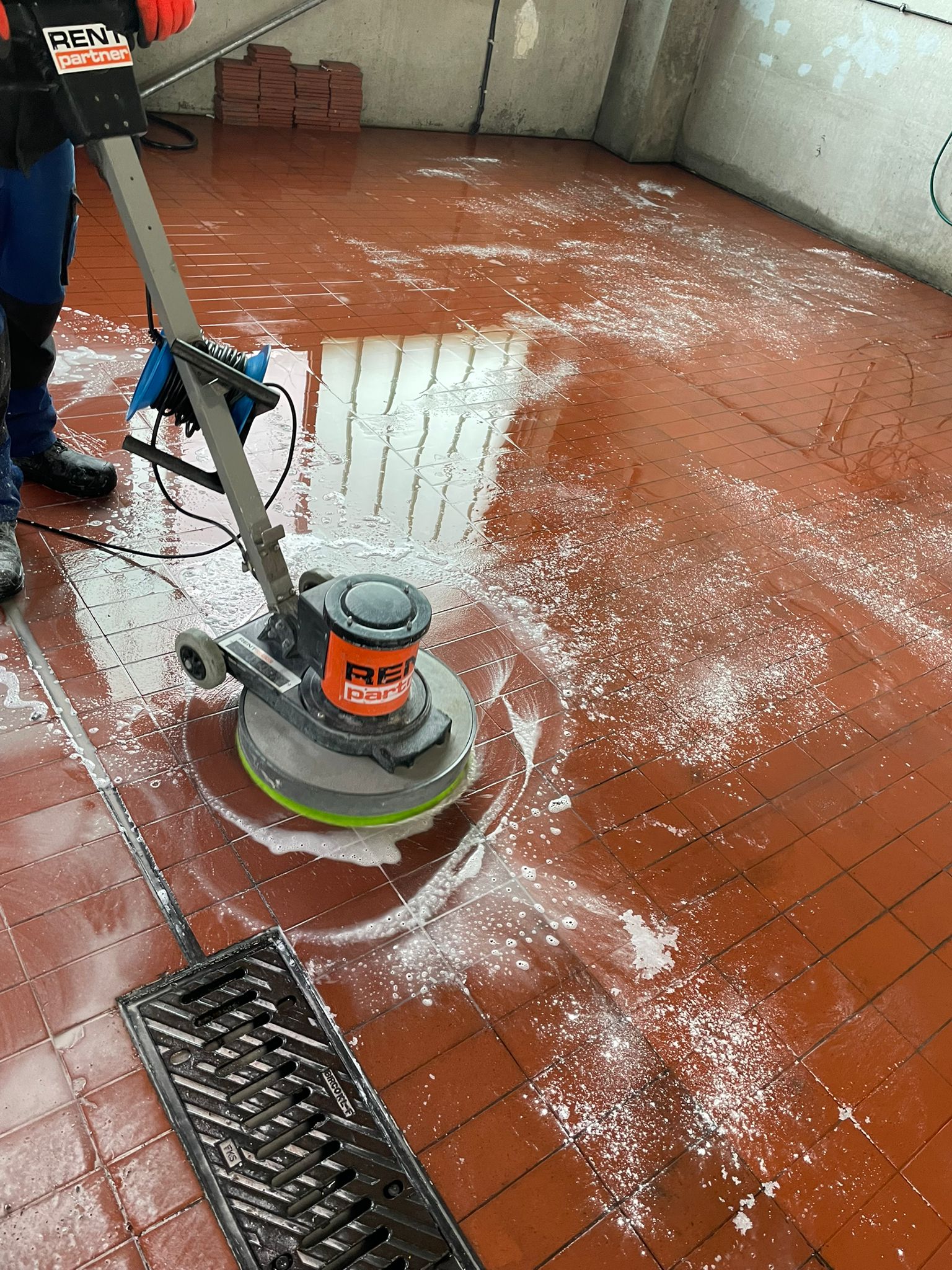 Professionelle Hallenreinigung mit Maschine nach Geschäftsauflösung in Freiburg