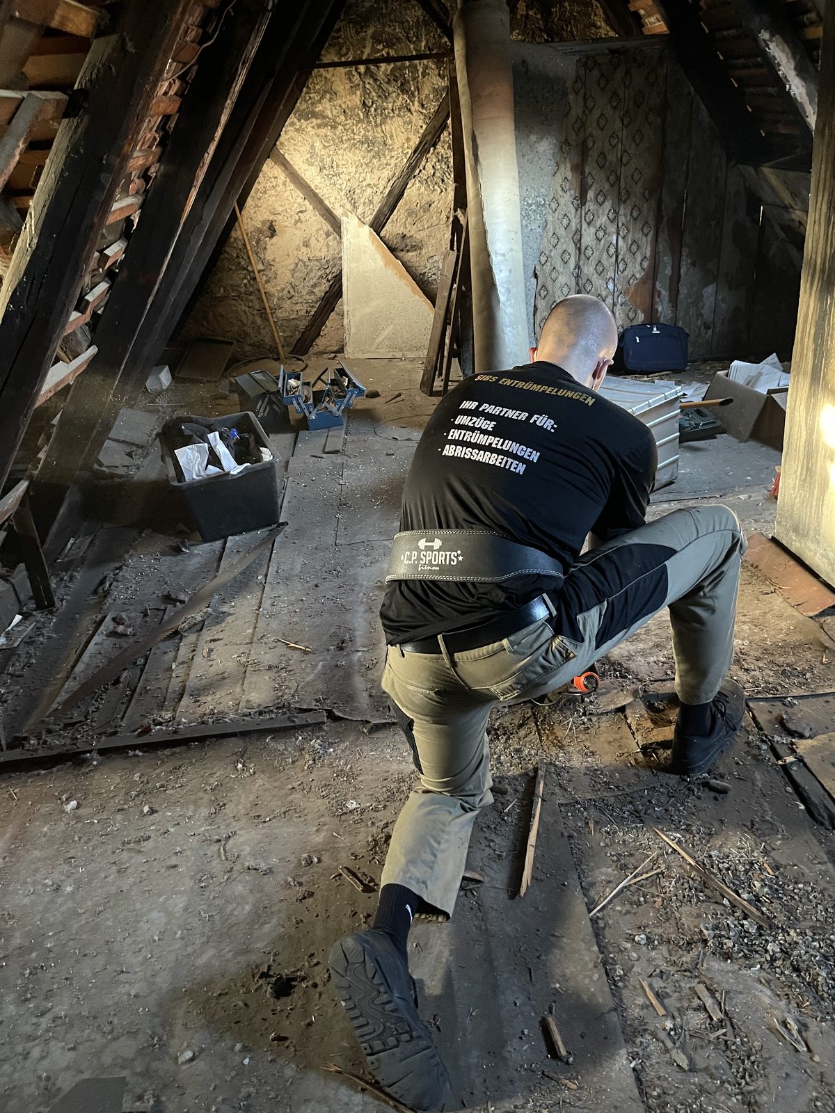 Dachboden entrümpeln Nürnberg – Entrümpelung vor Ort Dachboden entrümpeln Nürnberg – Studenten-Power bei der Dachbodenräumung