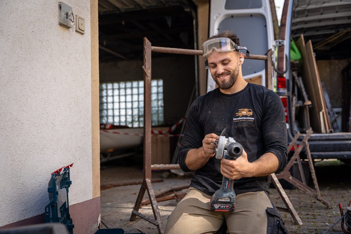 Entrümpelung Schwabach– professionell und ausgerüstet Entrümpelung Schwabach – professionelles Werkzeug beim Einsatz