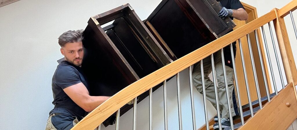 Haushaltsauflösung Nürnberg – Möbel tragen und entsorgen Haushaltsauflösung Nürnberg – Studenten-Power Team trägt Möbel aus der Wohnung