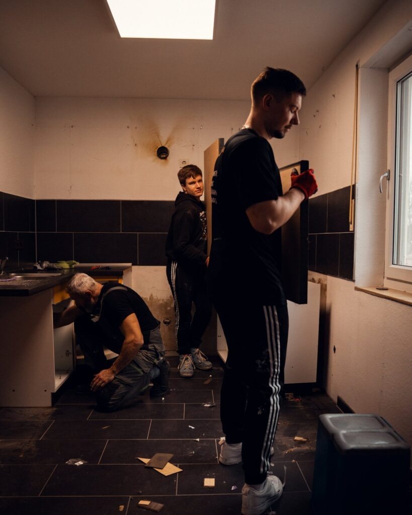 Küche entsorgen Nürnberg – Einbauküche demontieren und entsorgen Küche entsorgen Nürnberg – Studenten-Power Team bei der Küchendemontage