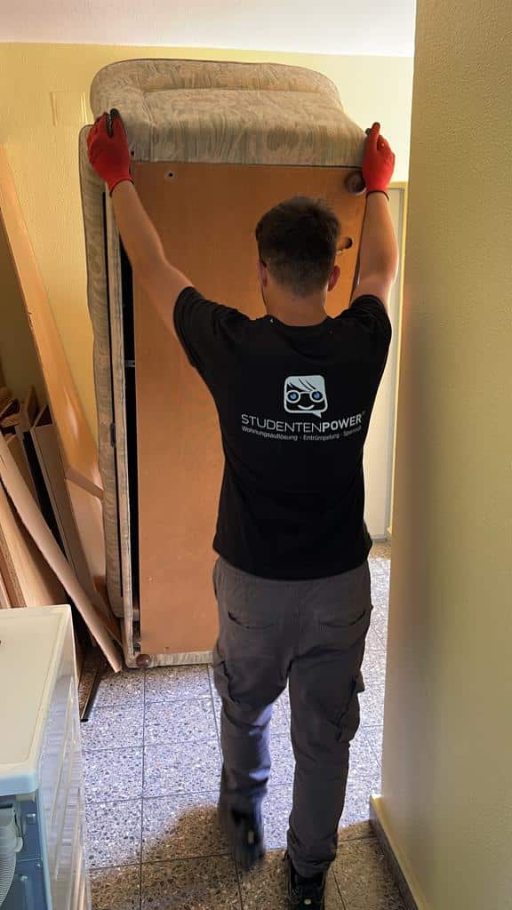 Büroauflösung Stuttgart – Professionell und zum Festpreis 1 Studenten-Power Mitarbeiter bei einer Büroauflösung in Stuttgart